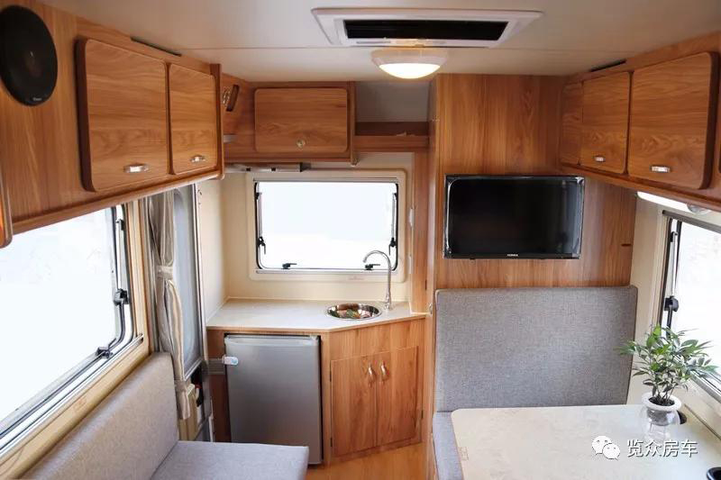 這么大的床,房車上少見,趕緊選 這么大的床,房車上少見,趕緊選