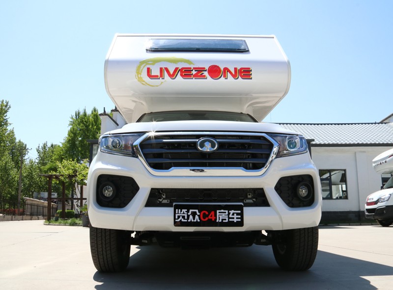 四驅、兩張超大床人床的房車，看這款