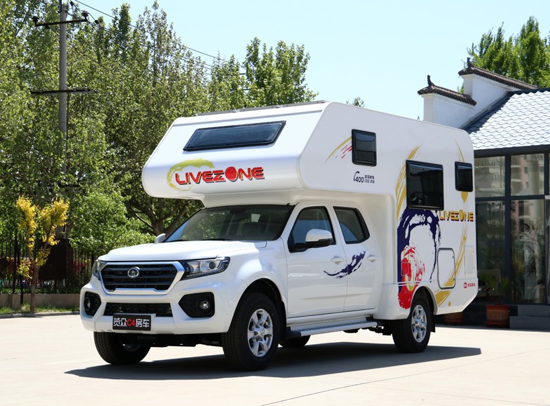 四驅、兩張超大床人床的房車，看這款