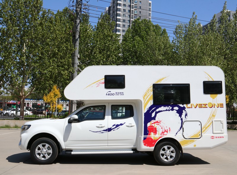 四驅、兩張超大床人床的房車，看這款