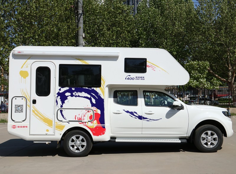 四驅、兩張超大床人床的房車，看這款