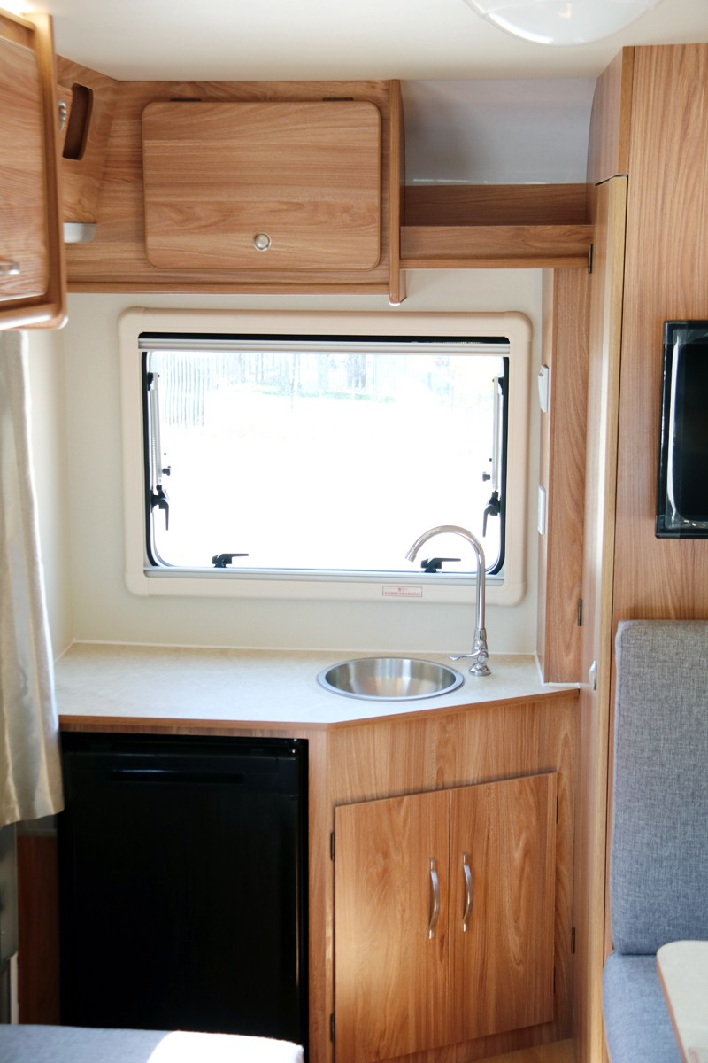 四驅、兩張超大床人床的房車，看這款