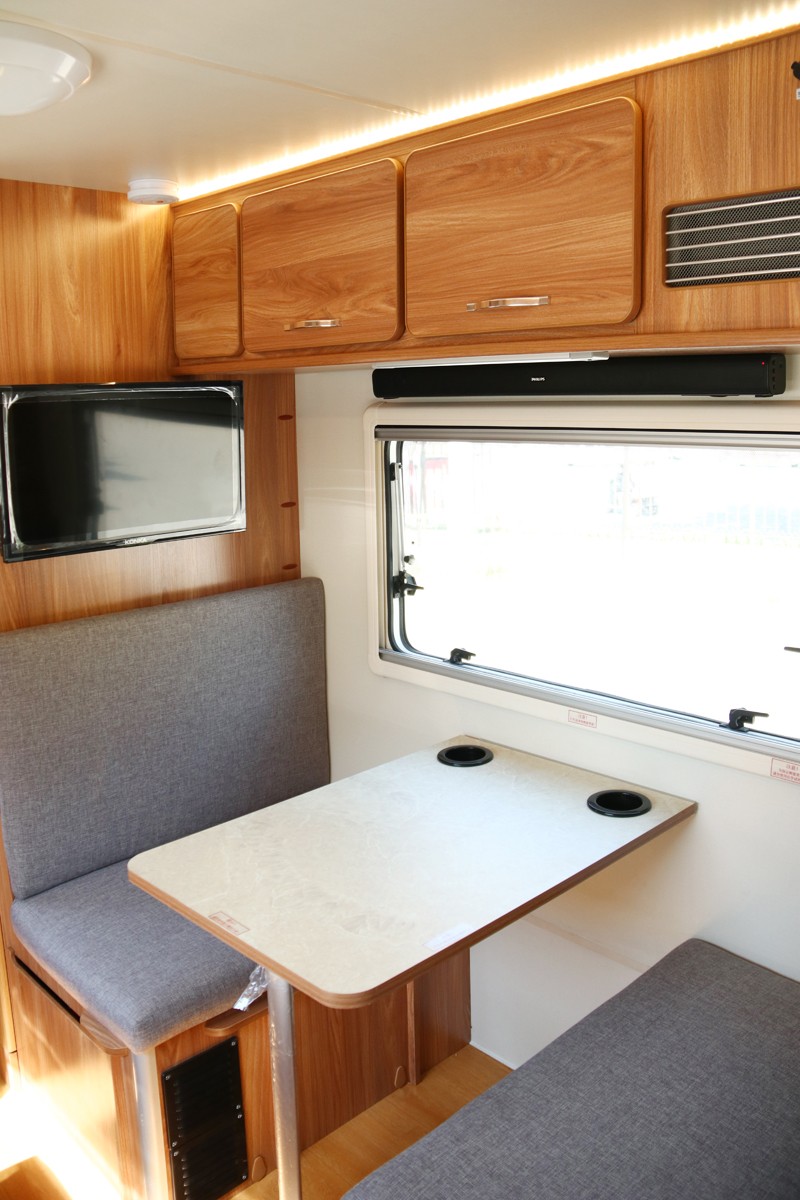 四驅、兩張超大床人床的房車，看這款