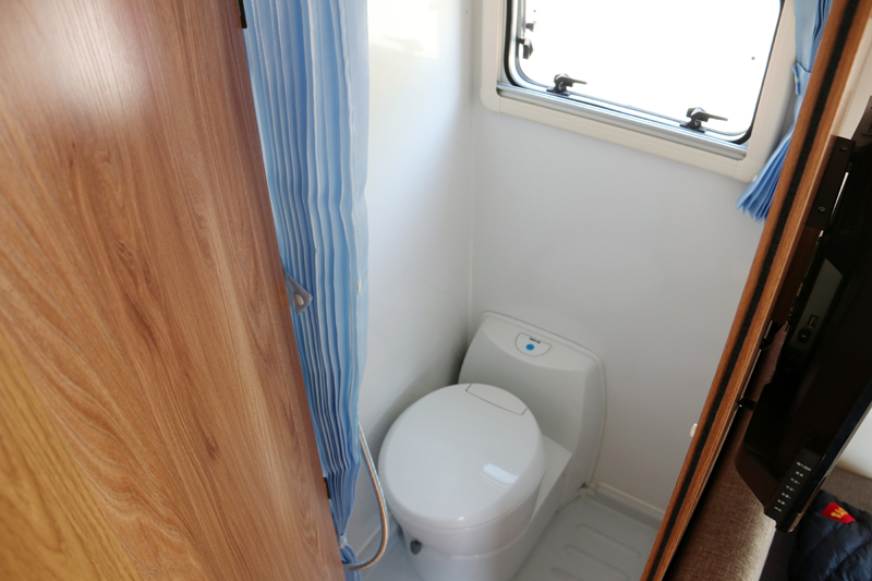 四驅、兩張超大床人床的房車，看這款