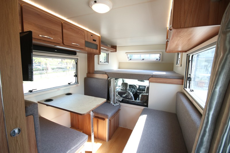 四驅、兩張超大床人床的房車，看這款