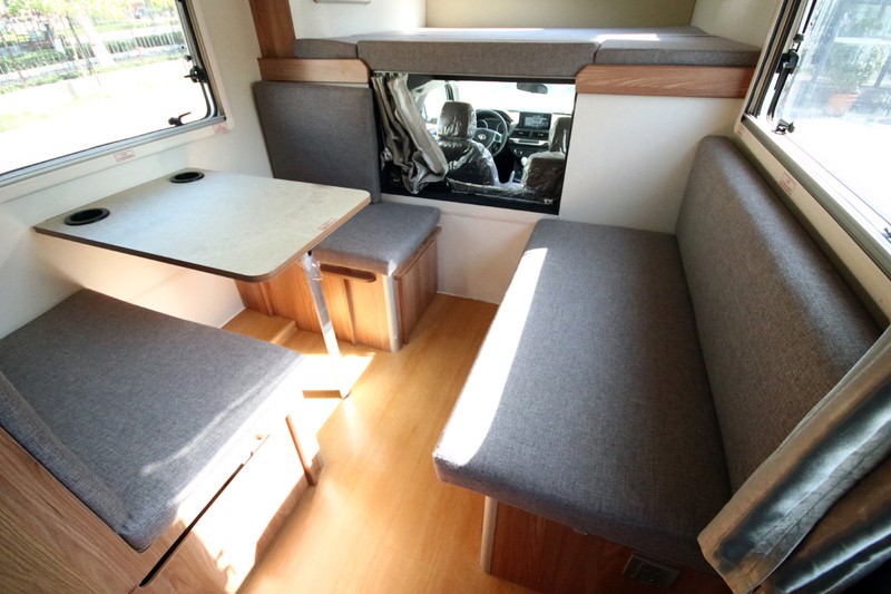 四驅、兩張超大床人床的房車，看這款