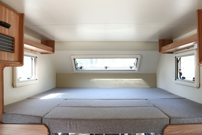 四驅、兩張超大床人床的房車，看這款