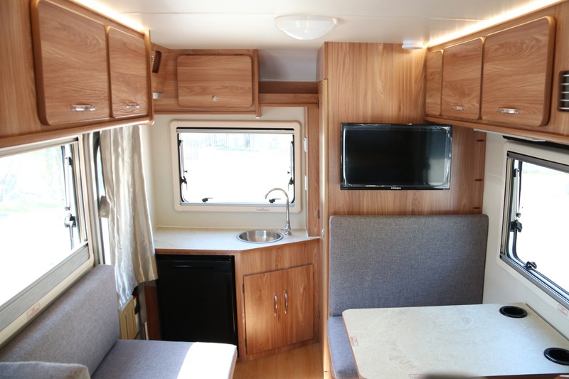 四驅、兩張超大床人床的房車，看這款