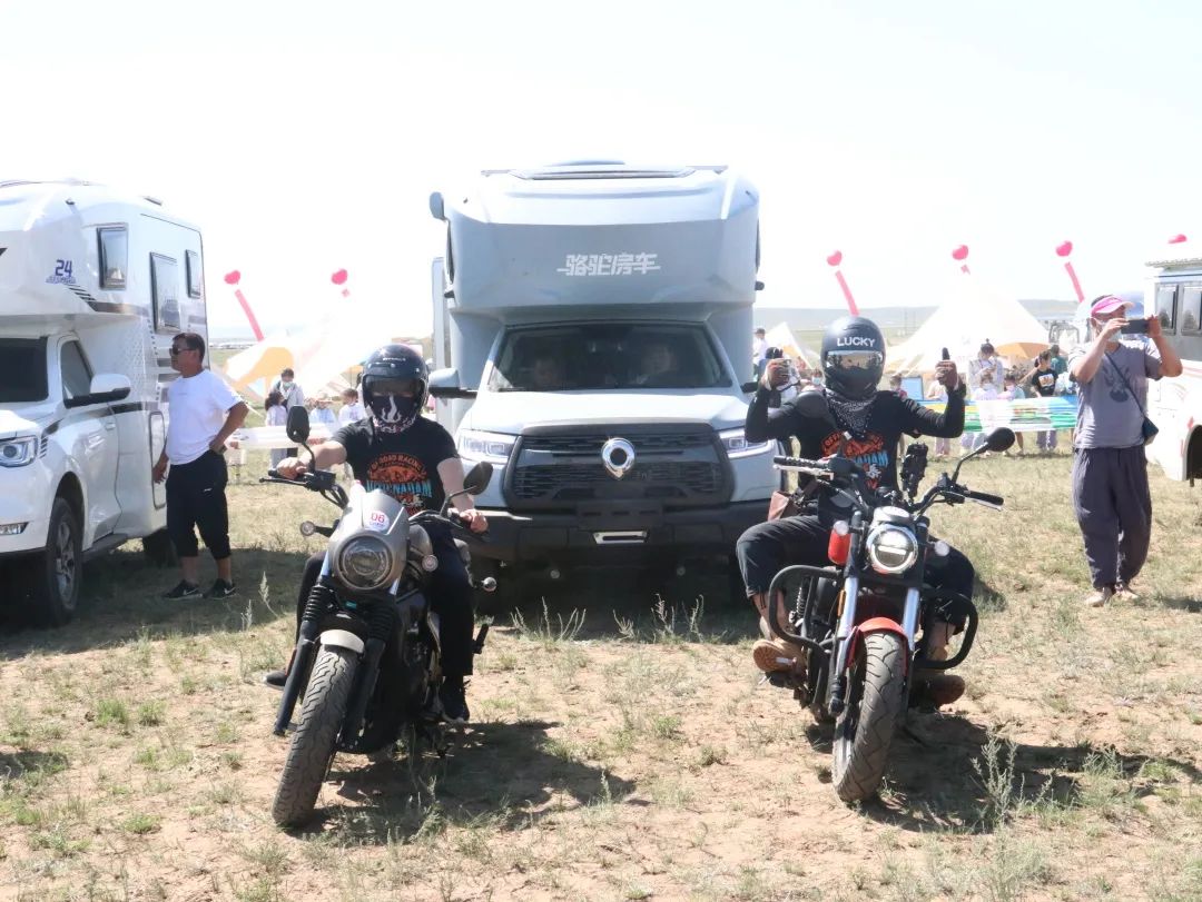 覽眾房車(chē)攜手長(zhǎng)城炮聯(lián)袂出席那達(dá)慕.jpg 覽眾房車(chē)攜手長(zhǎng)城炮聯(lián)袂出席那達(dá)慕.jpg