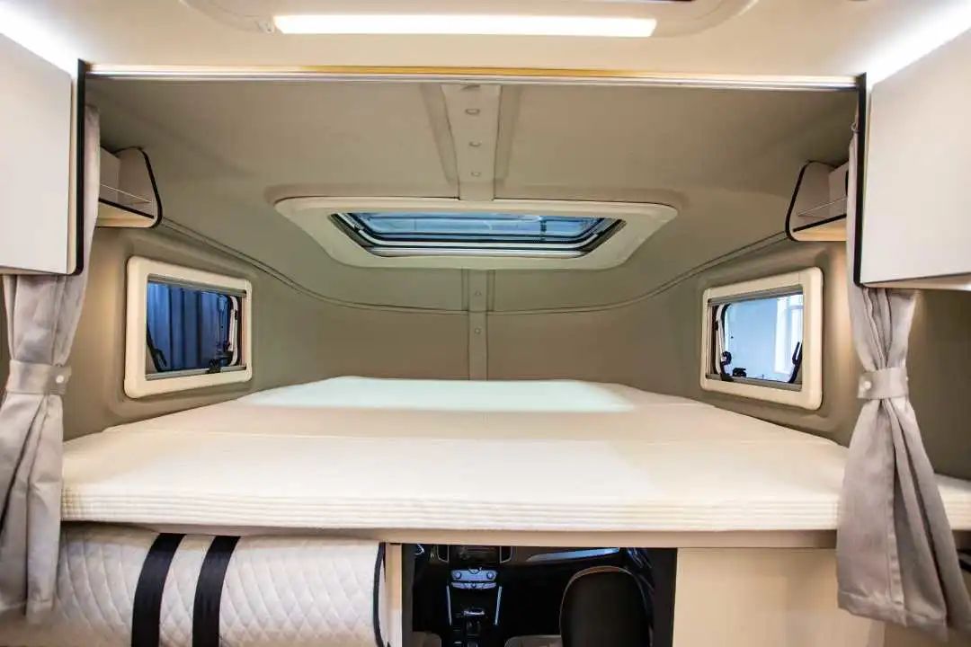 為什么覽眾房車要采用玻璃鋼“三明治”車身結構？