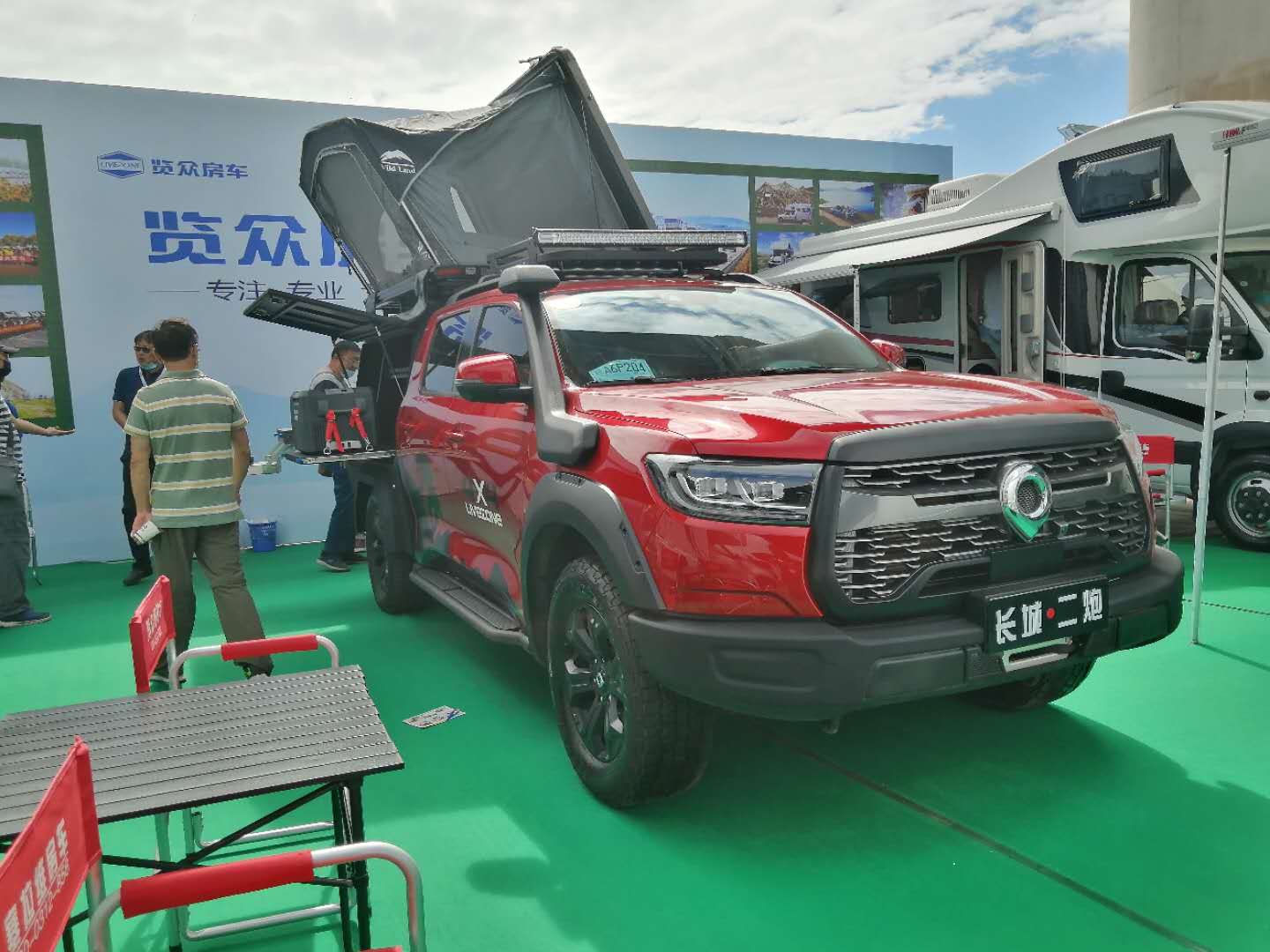 這個展會真的太熱鬧了，這么多人定房車